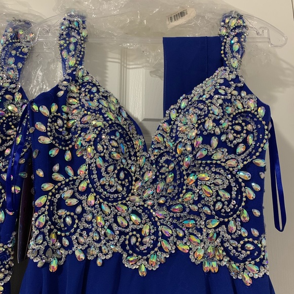 Shortsleeved Embellished Bodice Short Prom Dress - Picture 4 of 8